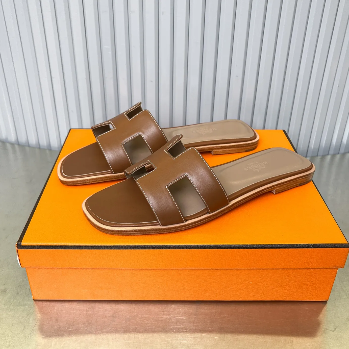 👟👟Ex-factory price 480👟👟 New style in early spring, splicing technology, new revision (Hermès), upgraded packaging, upgraded version and workmanship materials. Hermes®🔴The highest version of handmade shoes on the market ✨✨ Top product Hermès slippers🐎 —————————— The new model in early spring is the same as the original version, handmade by masters! ❥High-end customization, exclusive products, the highest version in the industry⚠❥Using: Hermers upper: Italian imported cowhide + original custom-grade Australian sheepskin feet + genuine leather outsole (pursuing top walking comfort) ✨~~〰〰〰〰❥ Packaging: ✔🚦Pay attention to the packaging➰Top-level exclusive box 〰The original top quality is on sale━━━━Hermes━━━━━ size: 35-40 (34.41.42 custom-made, non-refundable)